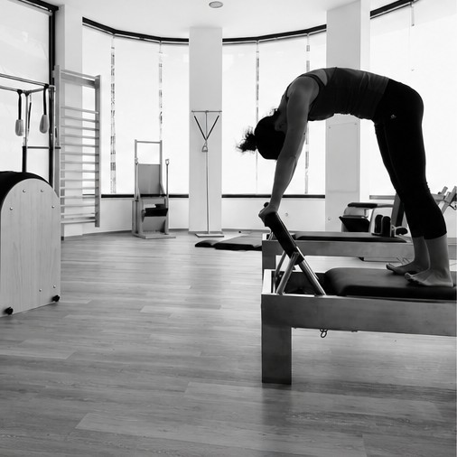 Aluna a executar um exercício de extensão no estúdio de Pilates em Coimbra